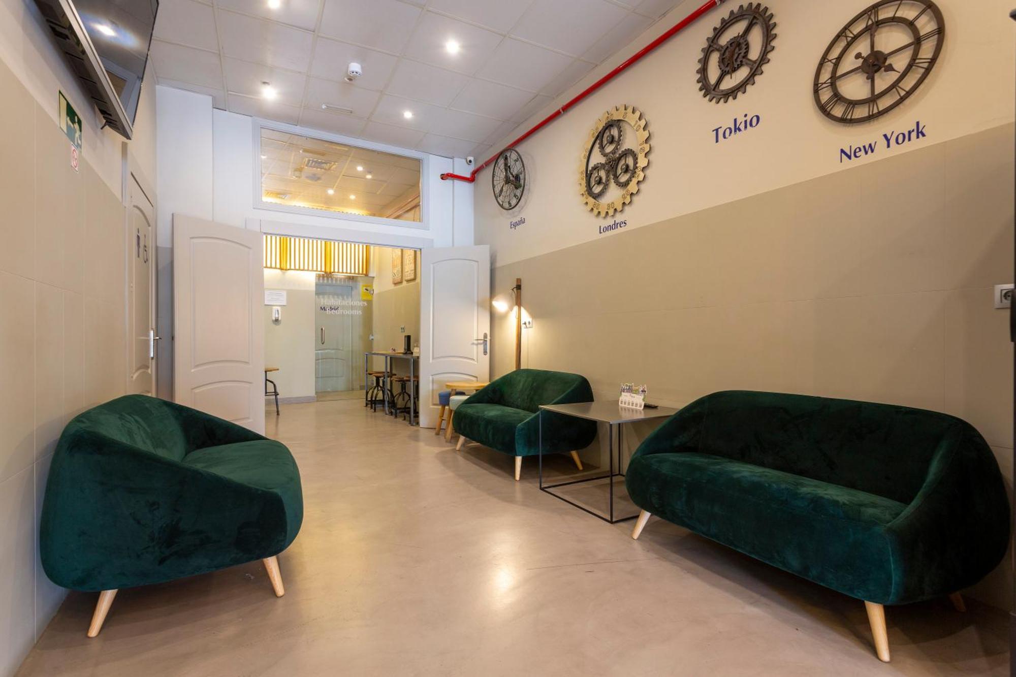 Malaga Stop Hostel Ab מראה חיצוני תמונה