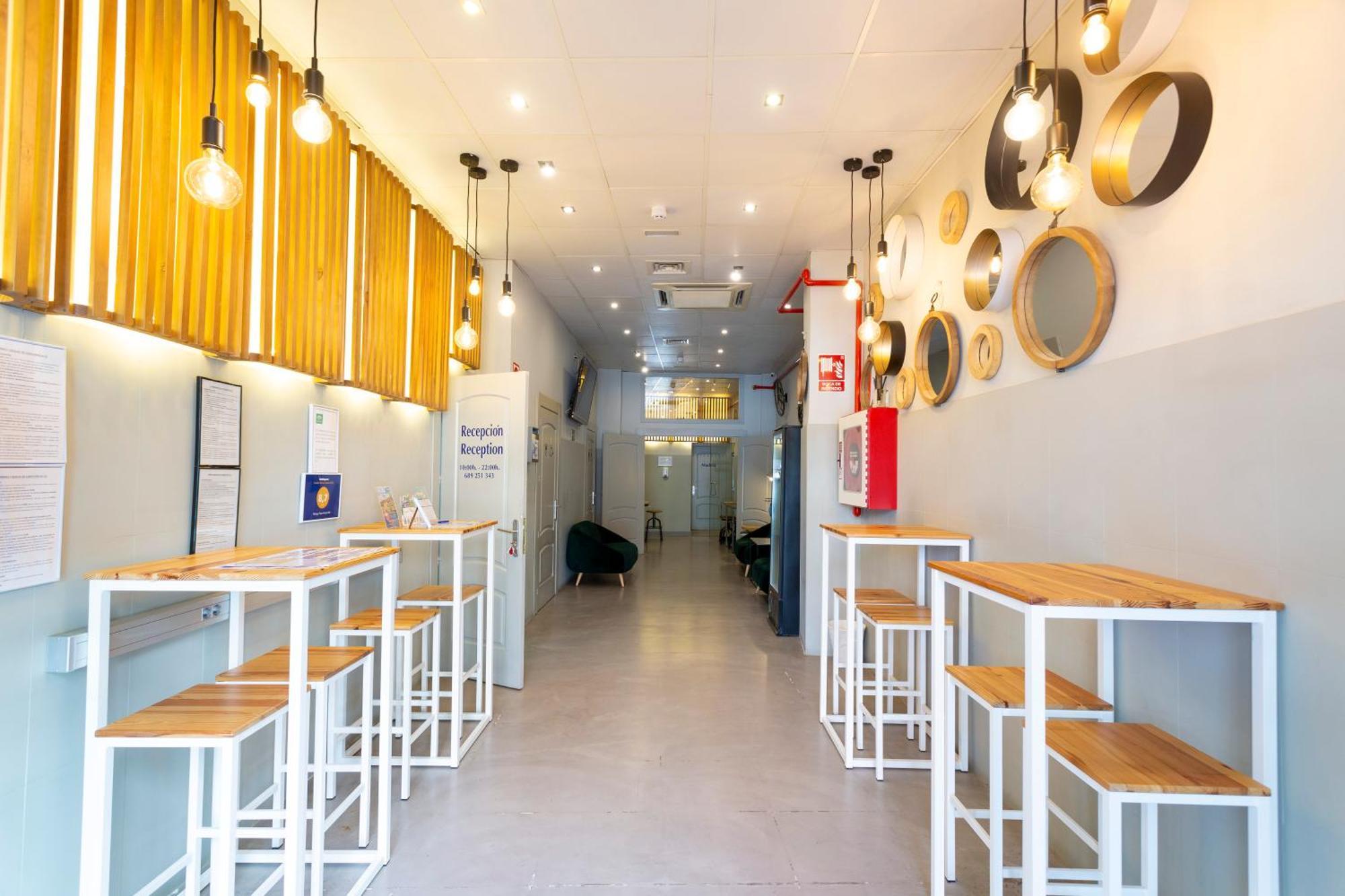 Malaga Stop Hostel Ab מראה חיצוני תמונה