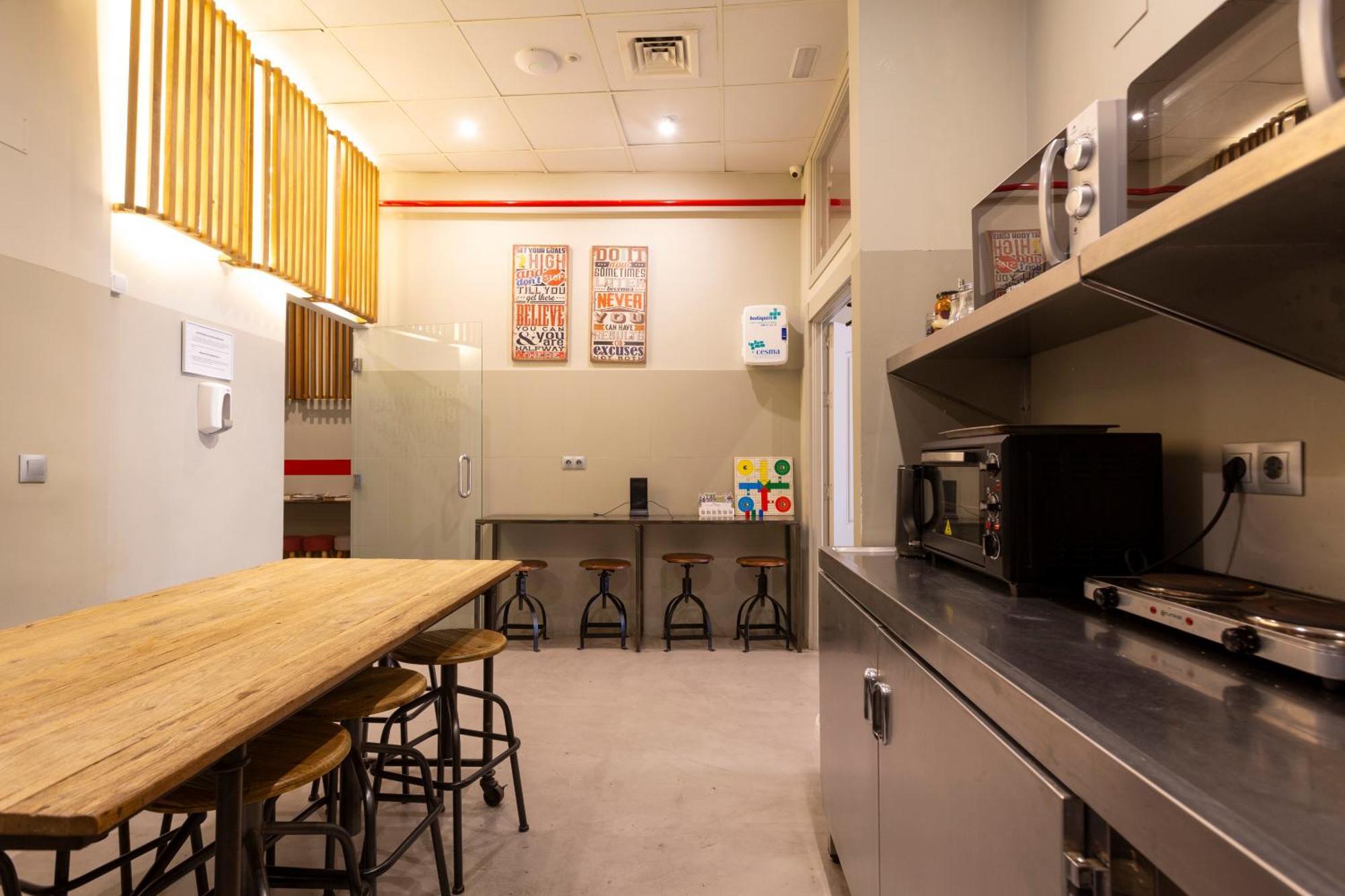 Malaga Stop Hostel Ab מראה חיצוני תמונה